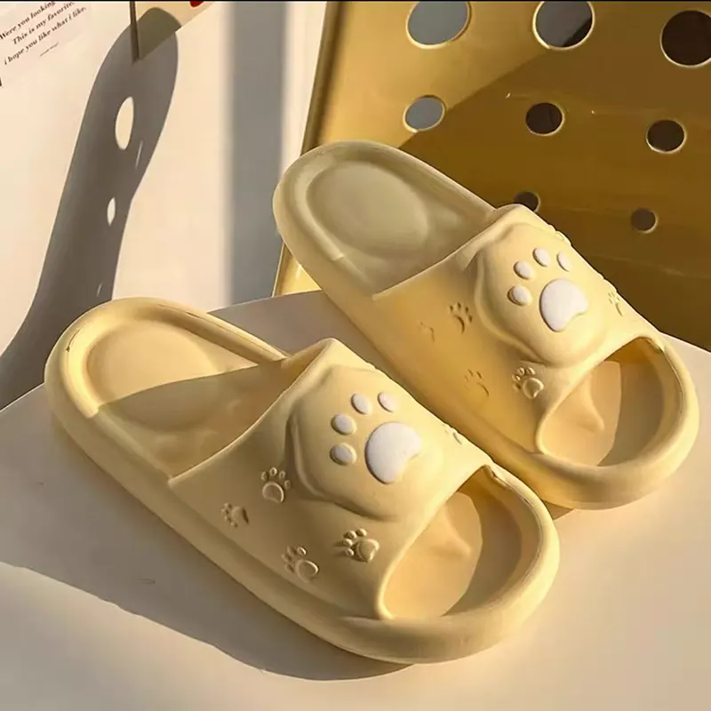 Cute na tsinelas ng bakas ng paa
