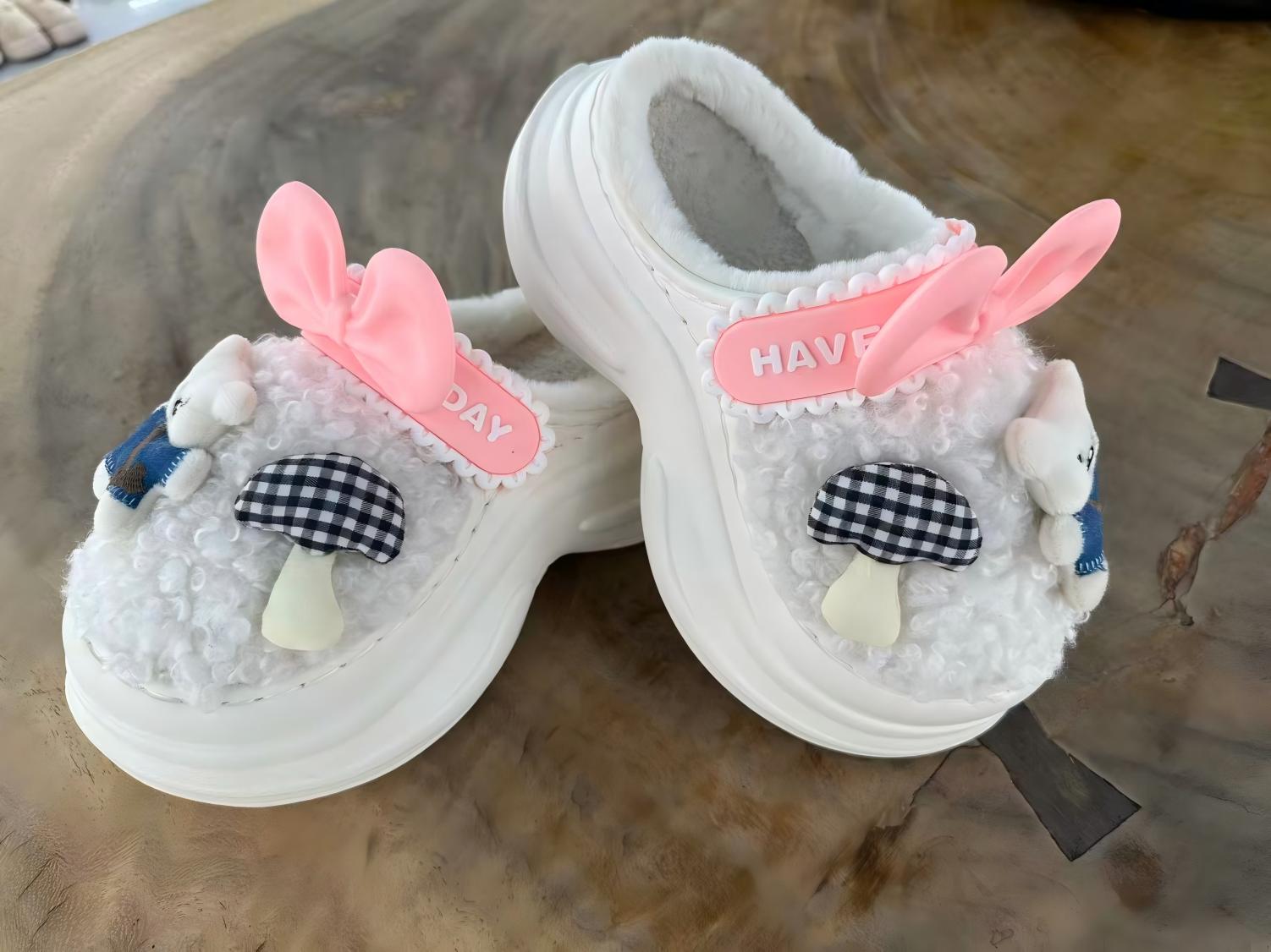 Ang cute na plush closed-toe cotton tsinelas