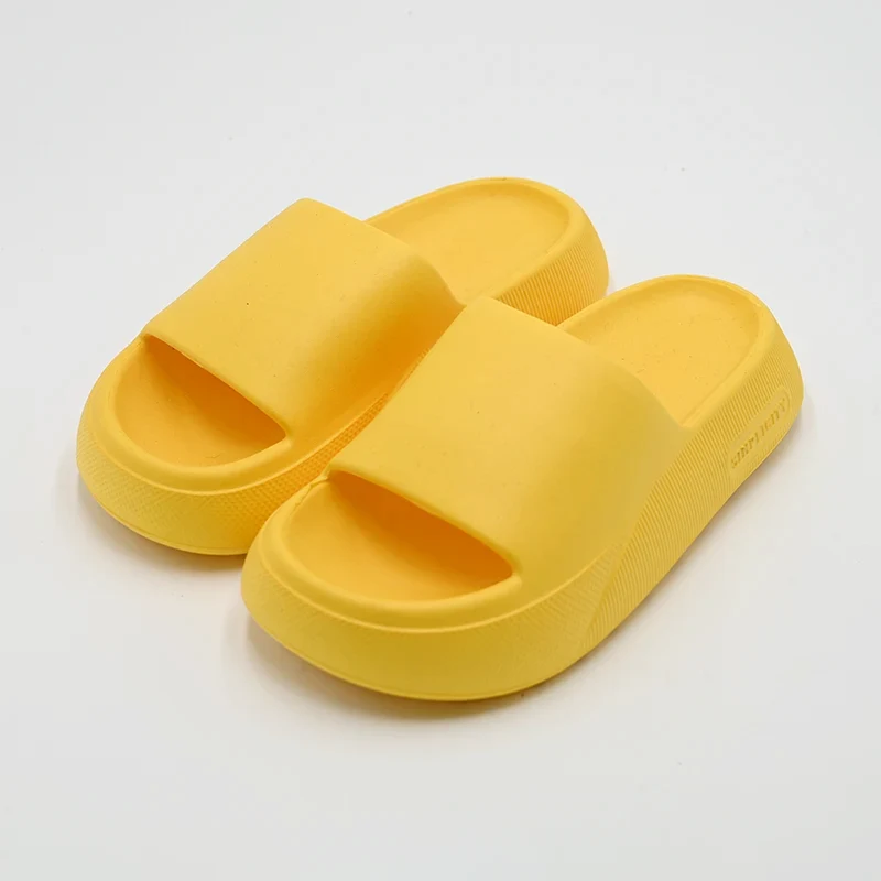 Solid na tsinelas ng kulay